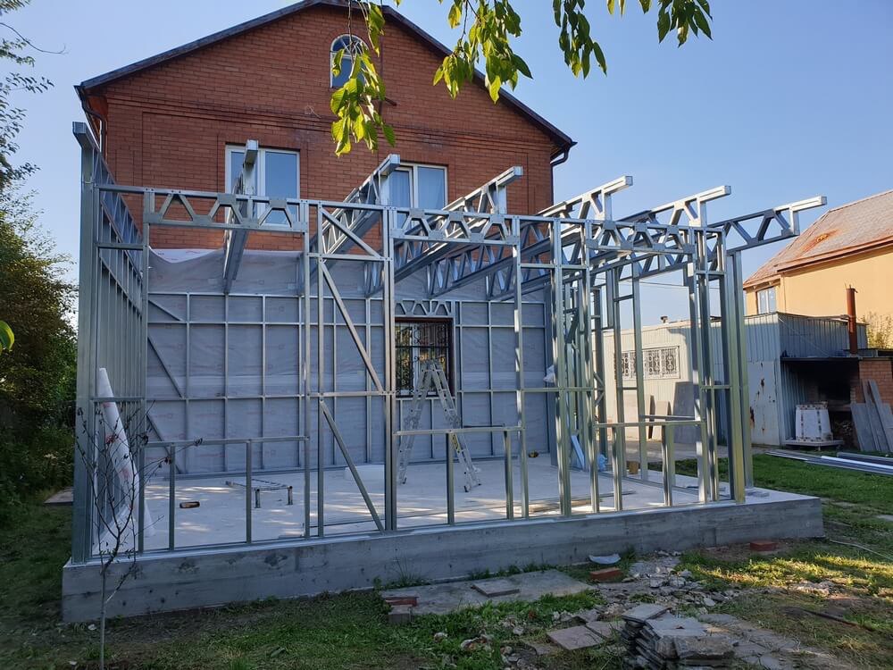 Дозвіл на прибудову до приватного будинку: як оформити реконструкцію законно та уникнути проблем у майбутньому